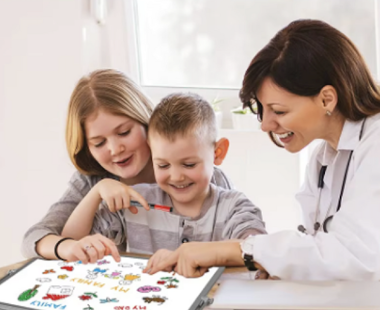 Niño jugando con imanes